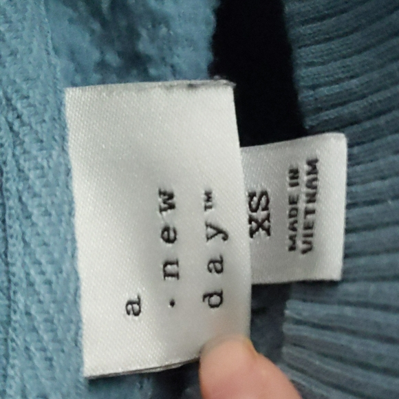 Sweaters - Picture 5 of 5